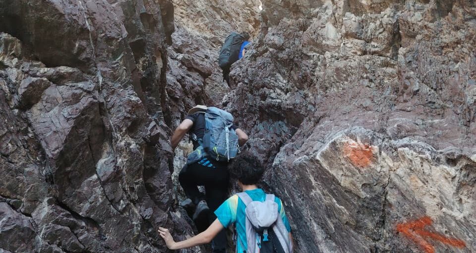 Wadi-Koob-easy -beginner-hike-UAE colorful mountains